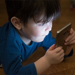 enfant_ecran_vignette.jpg enfant_ecran_vignette.jpg