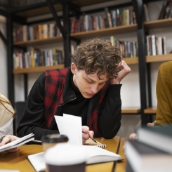 etudiants-travaillant-en-groupe-d-etude.jpg etudiants-travaillant-en-groupe-d-etude.jpg