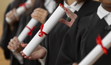 gros-plan-des-personnes-diplomees-avec-des-diplomes.jpg